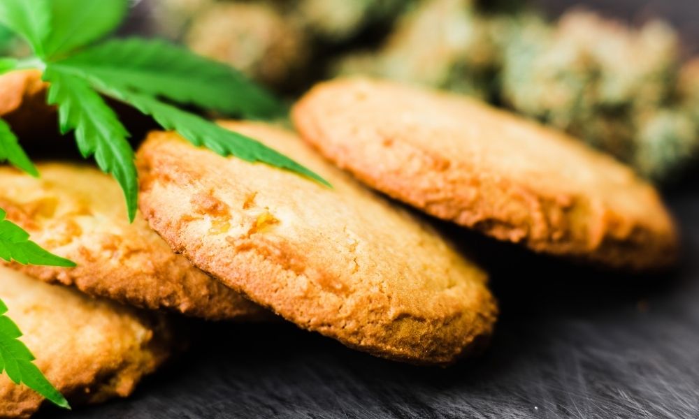 crunchy cookies with hemp leaf