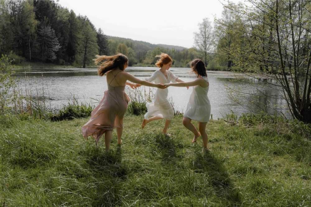 girls dancing circle