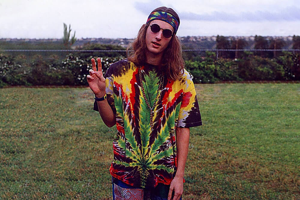 70s hippie flashes peace sign